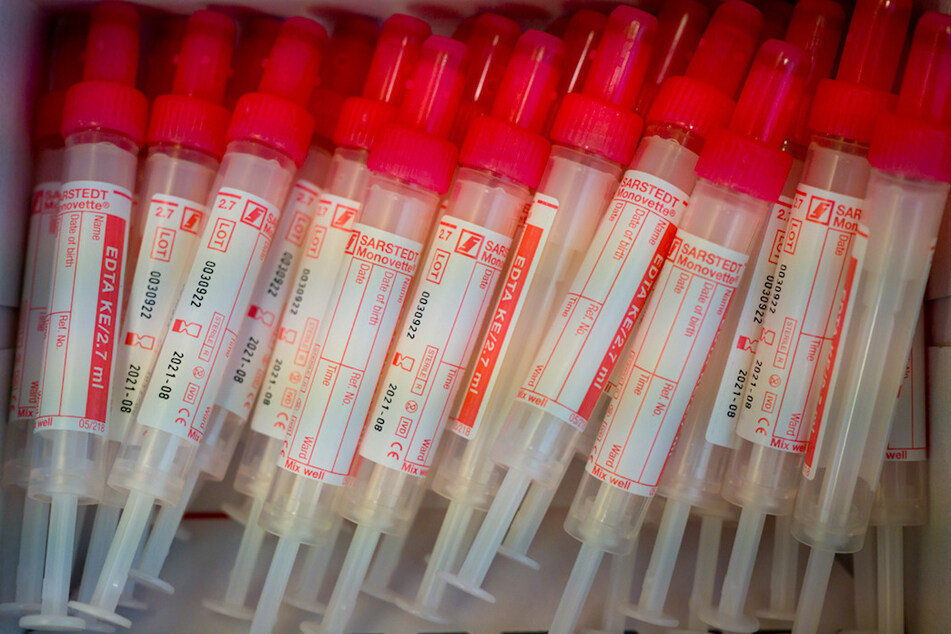 Neue, leere Proberöhren für die Blutentnahme liegen in einer Verpackung. Den Test auf eine Corona-Infektion gab es bisher nur bei Verdacht.