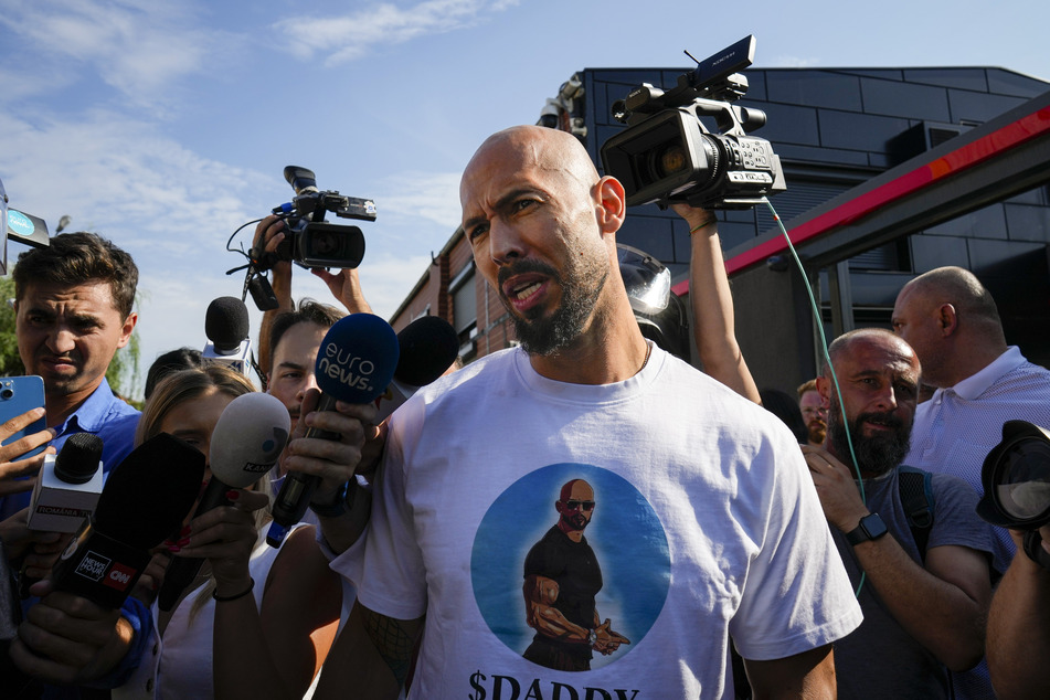 Andrew Tate nach einer Polizeirazzia in seinem Haus am Stadtrand von Bukarest.