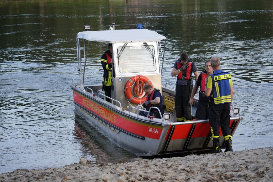 Mit Booten wurde das Wasser nach den Vermissten abgesucht.