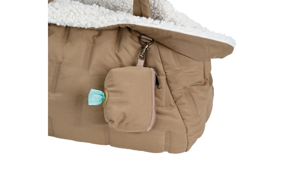 Die Hundetransporttasche von AniOne bietet kleinen und alten Hunden bei langen Spaziergängen einen sicheren Unterschlupf. Für Kotbeutel oder als Leckerlitasche dient ein separates Täschchen.