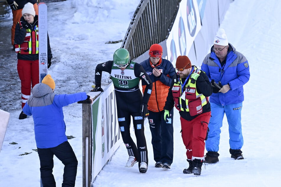 Nur mithilfe der Bande konnte Thannheimer den Auslauf der Schanze verlassen.