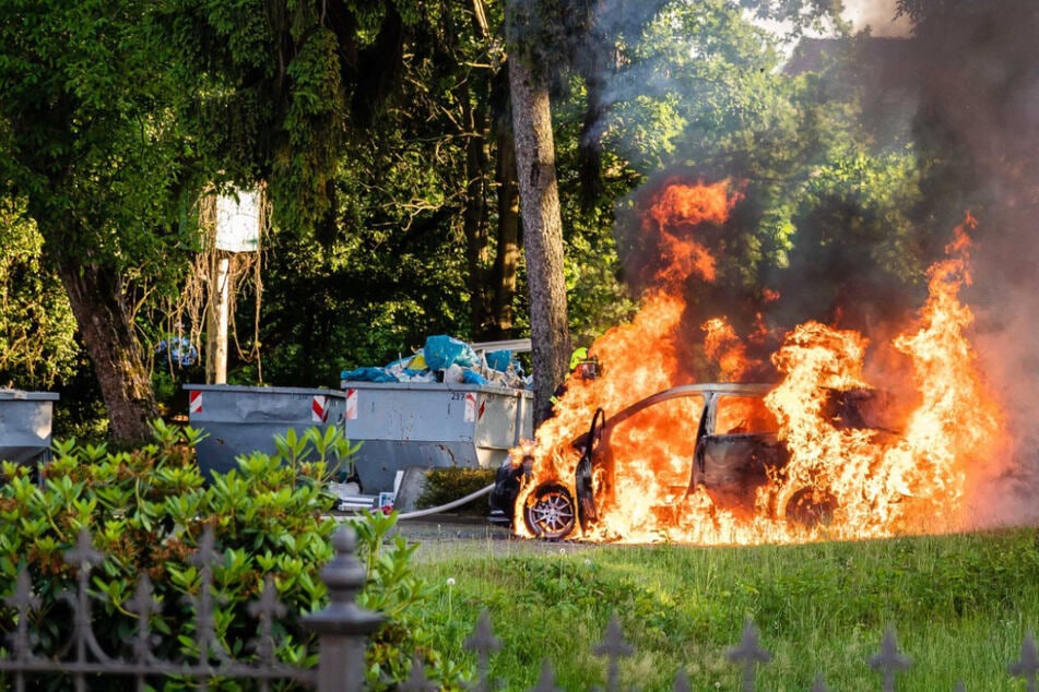Auto steht komplett in Flammen: Mann wird durch Vollbrand verletzt