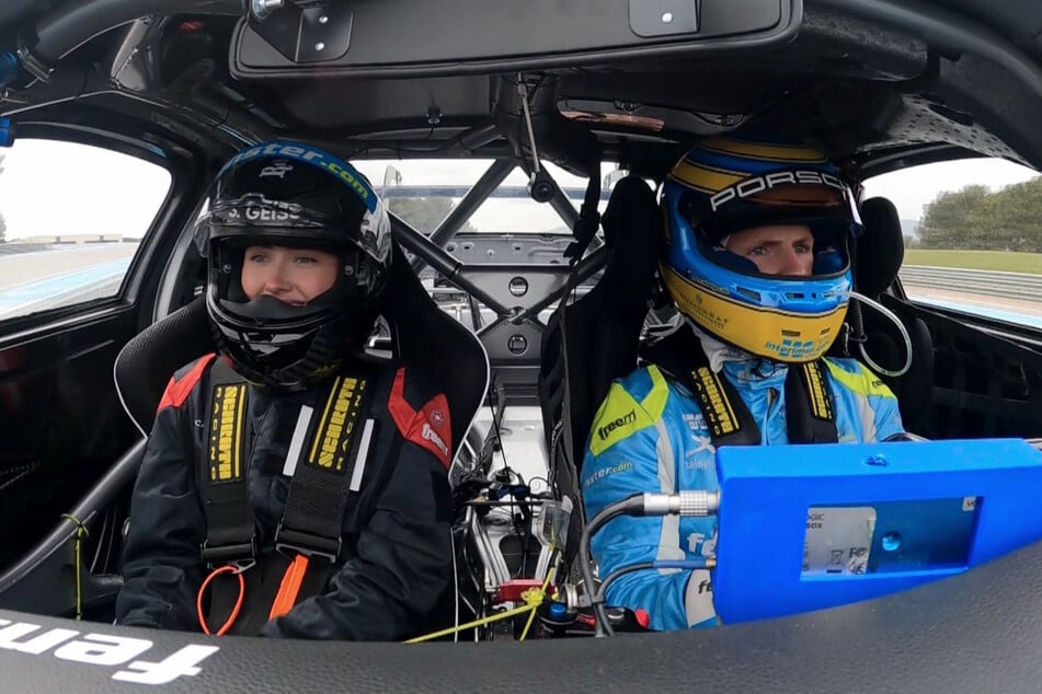Auf der Rennstrecke wird es für die Geiss-Töchter richtig ernst.