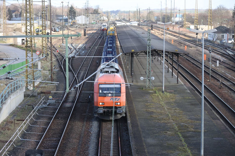 So sah der Bahnhof Gößnitz mit den veralteten Gleisen und Anlagen im Jahr 2022 aus. Mittlerweile bringt die Bahn den Eisenbahnknoten auf Vordermann.