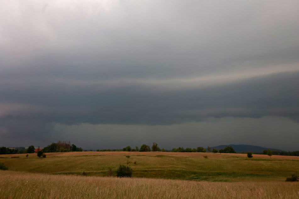 Gewitterfronten wandern ab Mittag durch Sachsen-Anhalt. (Symbolbild)