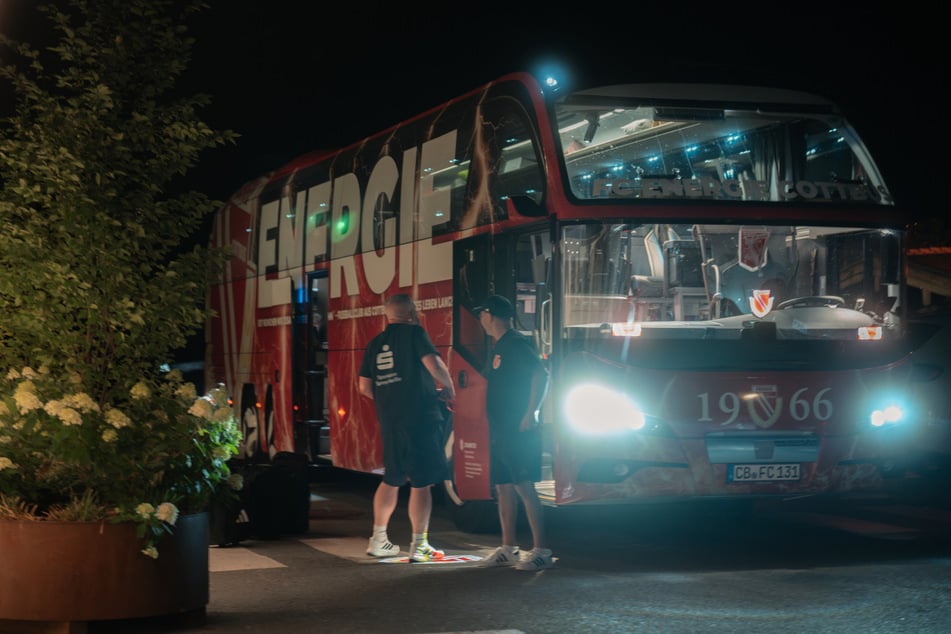 Der Energie-Bus ist am Hotel in Österreich angekommen.