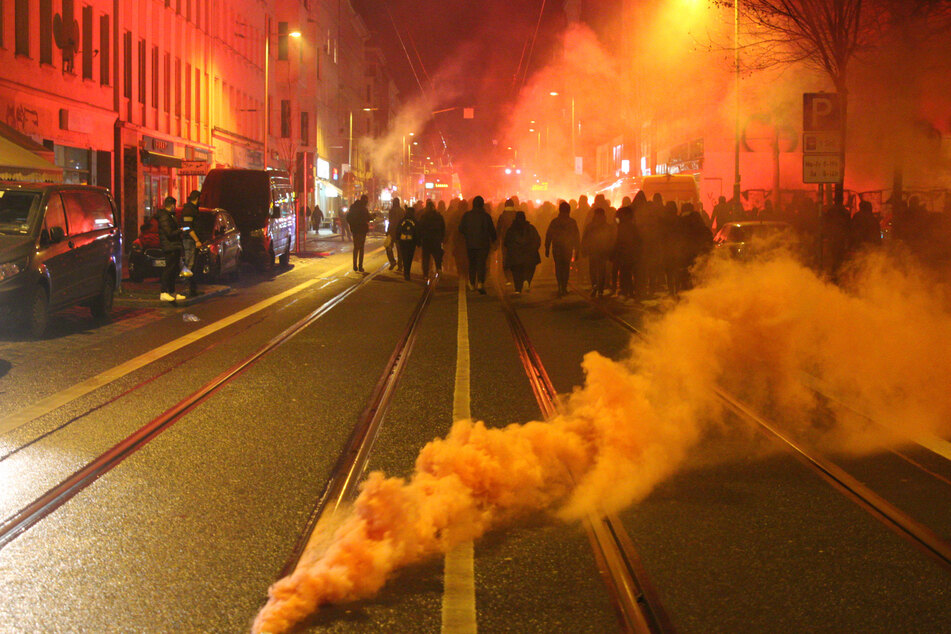 Etwa 100 Demonstranten hatten sich am Montagabend anlässlich des "ACAB-Days" (13. Dezember) auf der Eisenbahnstraße versammelt.