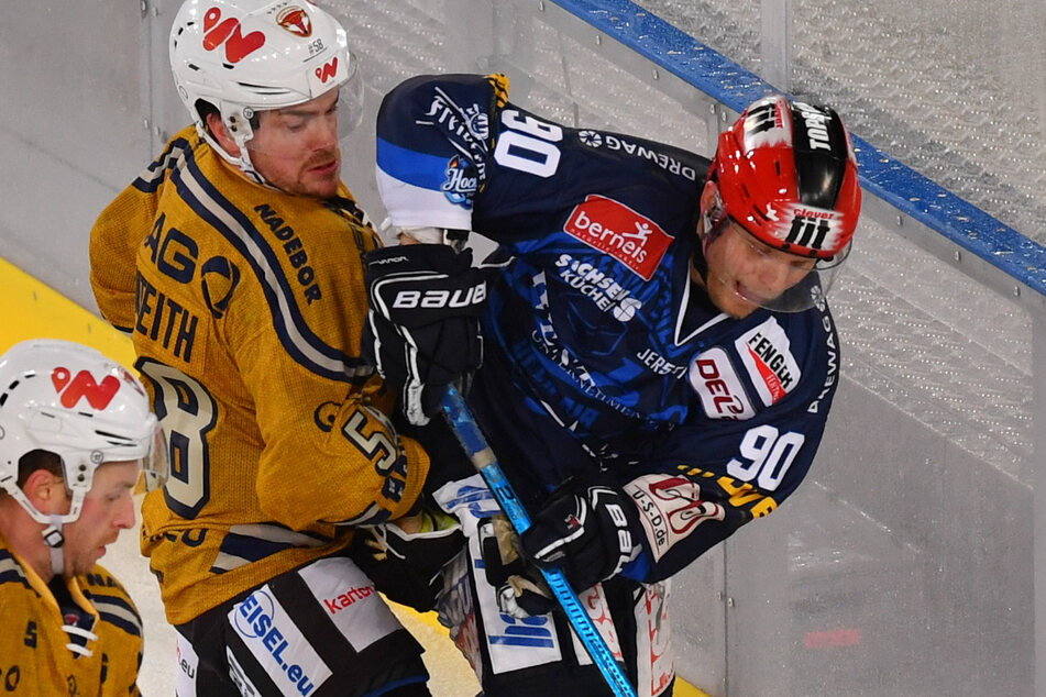 Mario Lamoureux (32, r.) half im Winterderby 2019 im Dress der Eislöwen mit, dass die Füchse als Verlierer vom Eis gingen.