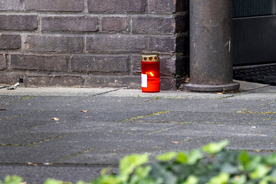 Eine Kerze steht vor dem Wohnhaus der Familie in Dinslaken.