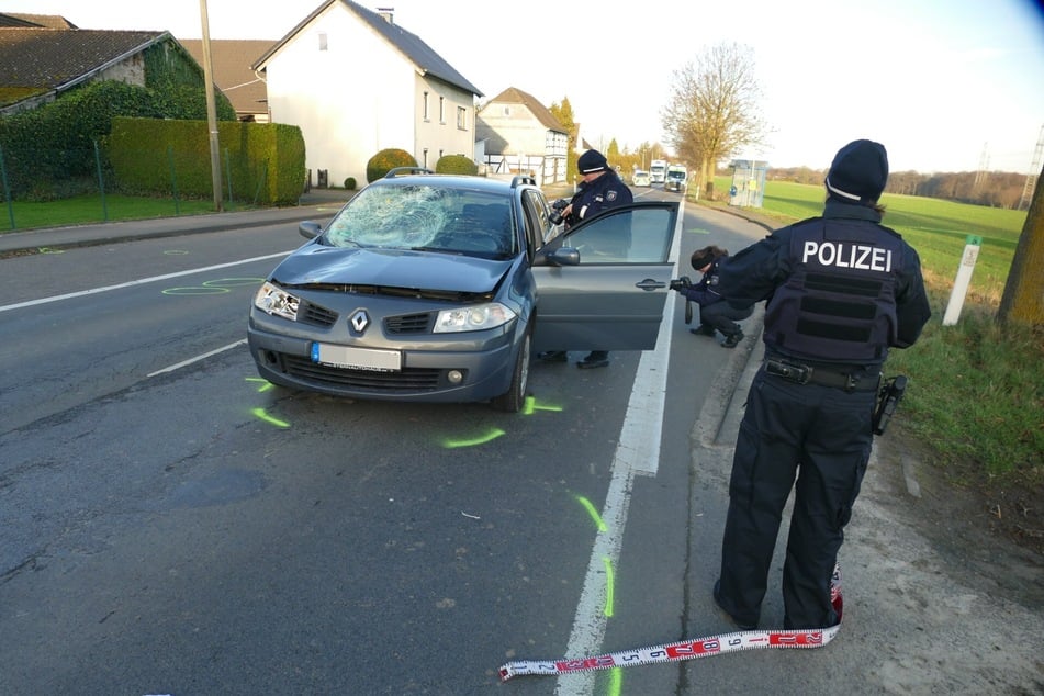 Ein spezialisiertes Verkehrsunfallaufnahmeteam aus Kölner kümmerte sich um die Sicherung der Spuren.