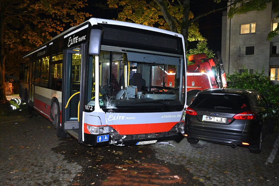 In Hamburg sind am gestrigen Mittwoch zwei Personen bei einem Busunfall verletzt worden.