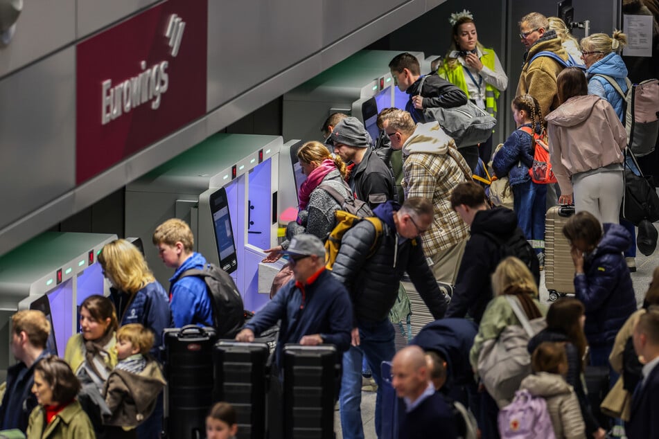 Zum Start in die Osterferien herrscht am Flughafen in Düsseldorf großer Betrieb.