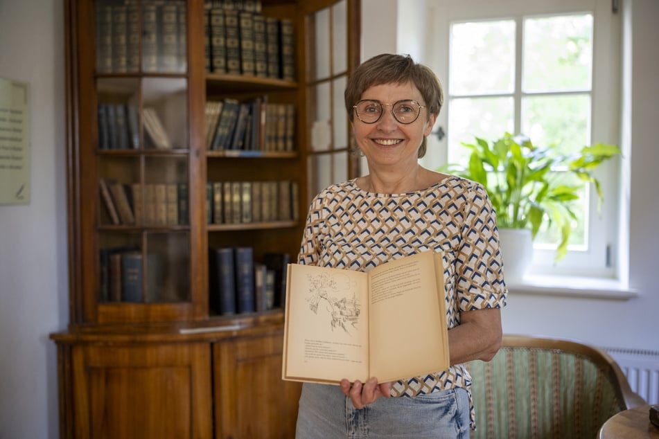 Ingrid Müller (66) zeigt die Vorlage fürs Stück: Das Buch "Das Mädchen aus Wiederau" erschien 1964.