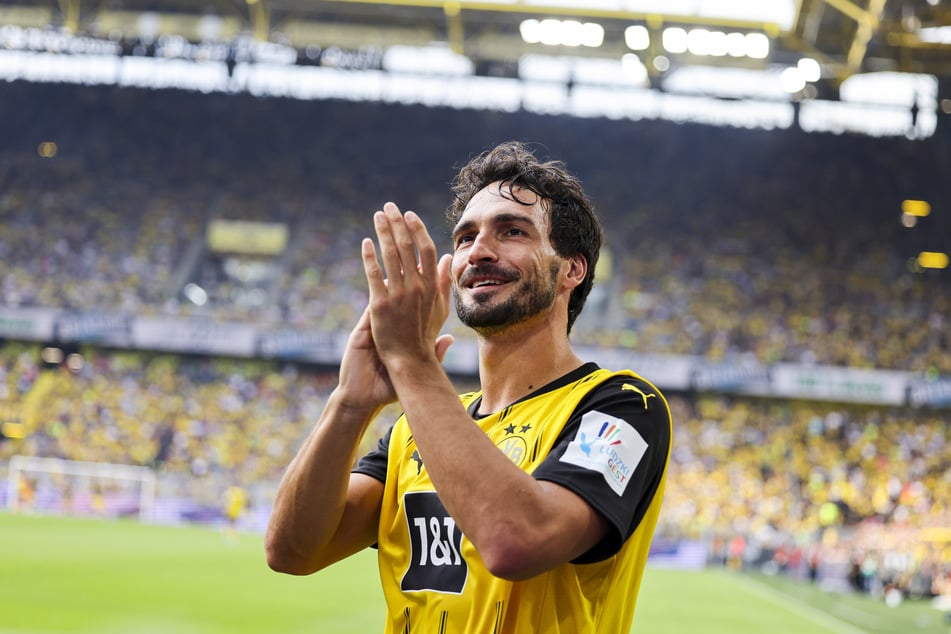 Mats Hummels (35) konnte sich mit etwas Verspätung ebenfalls noch von den BVB-Fans verabschieden.