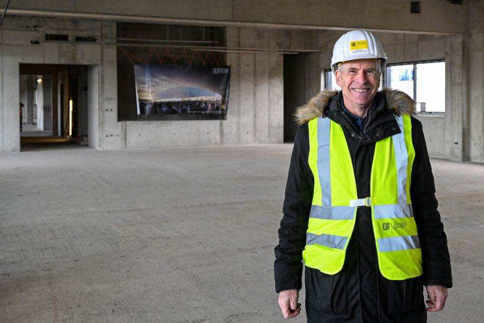 Ralf Gabriel (63) vom Eigenbetrieb Sportstätten im Inneren der neuen Multifunktionstribüne.