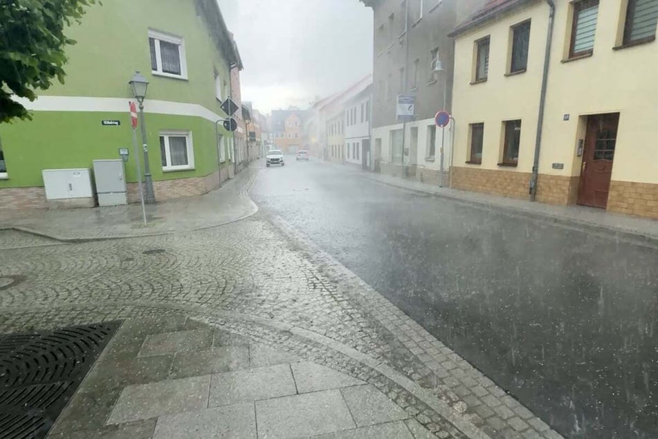 Die teils starken Regenfälle führten zu zahlreichen Unfällen und überfluteten Straßen.
