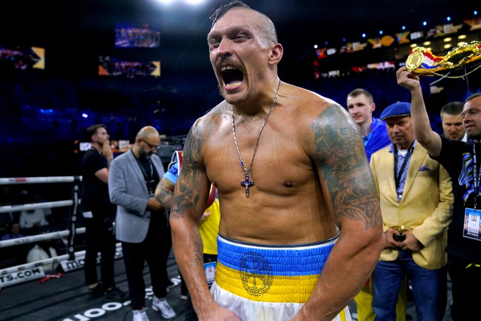 Alexander Usyk (35) jubelt nach seinem Sieg.