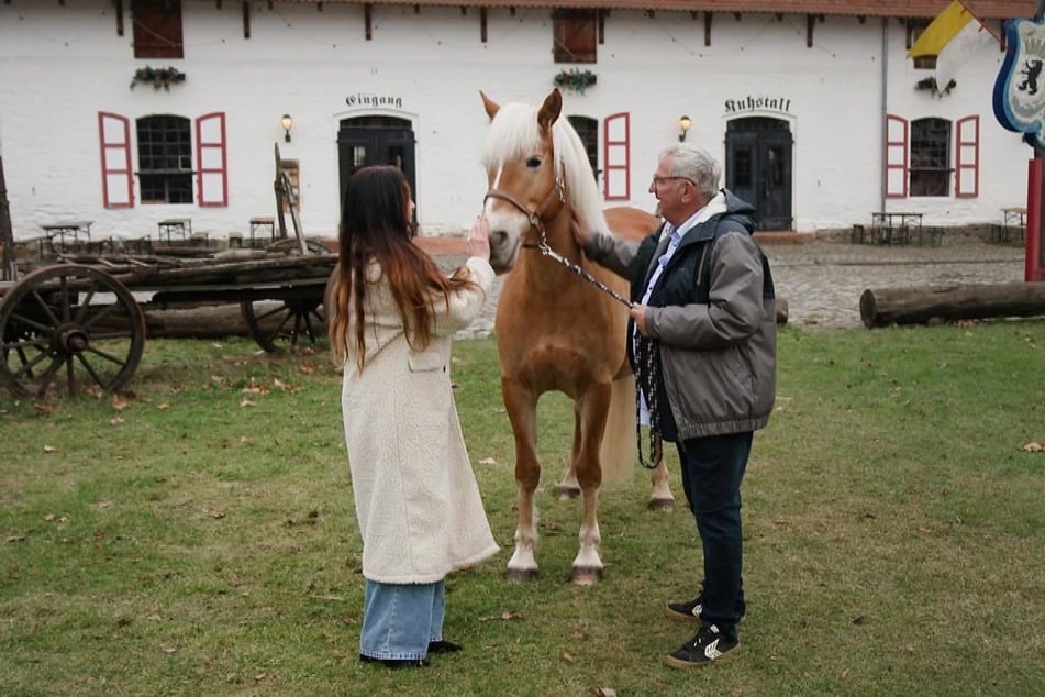 Olaf mit Bewerberin Natali (59) auf Schloss Diedersdorf.