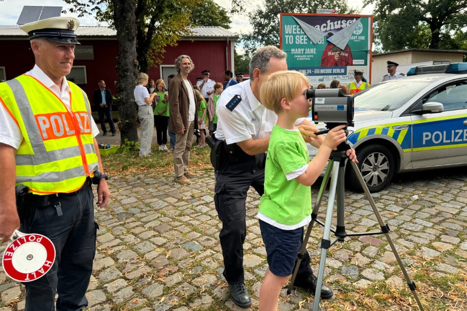 Im Rahmen der Aktionswochen dürfen auch die Kleinen einen Blick ins Messgerät der Polizei werfen.