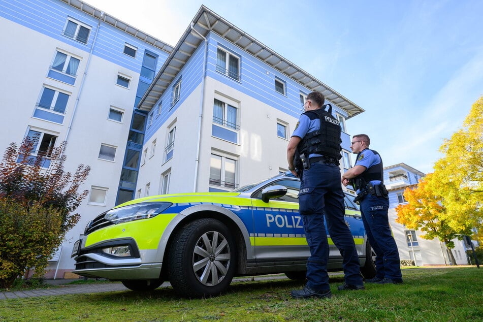 Polizisten sichern das Mehrfamilienhaus in Leipzig ab, in dem am Freitagabend eine 13-Jährige ihre kleine Schwester (7) erstach.