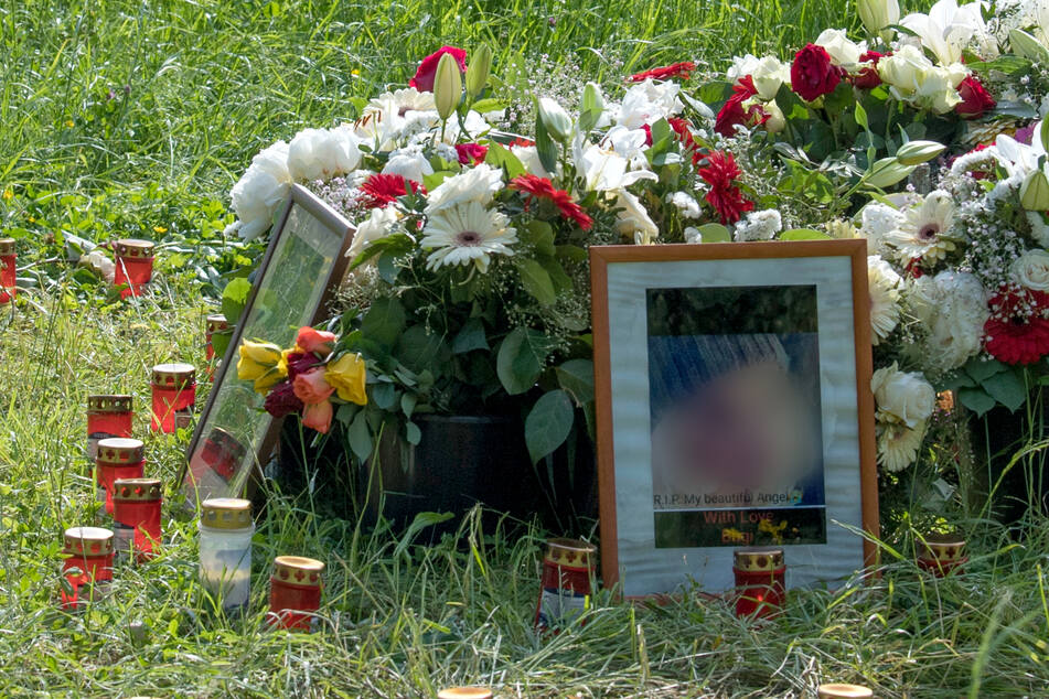 Blumen erinnerten am Tatort an die ermordete Irina A.