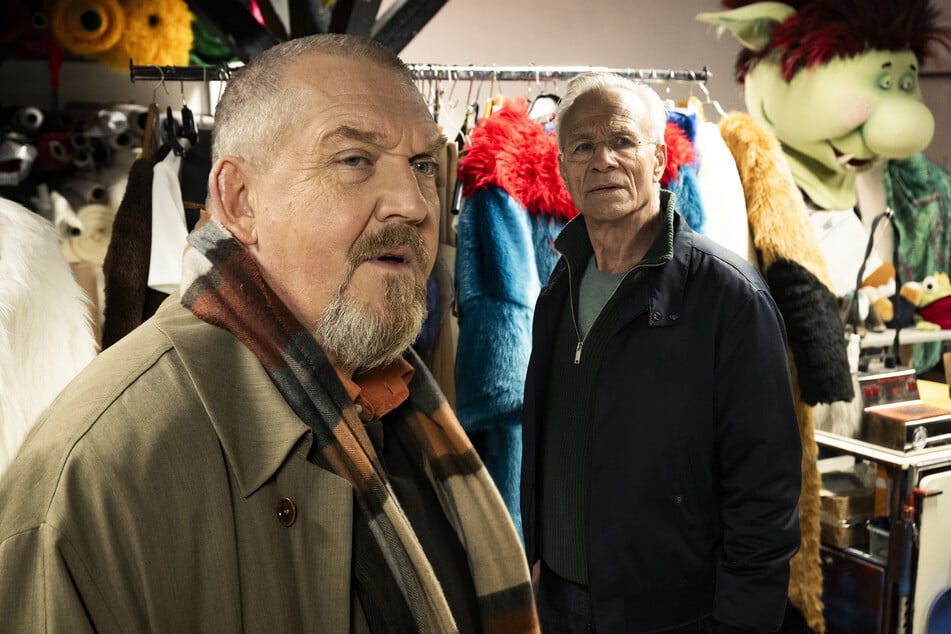 Für Freddy Schenk (Dietmar Bär, 65, l.) und Max Ballauf (Klaus J. Behrendt, 66) geht es hinter die Kulissen einer Fernsehshow.