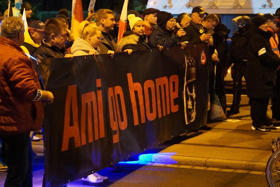 Auch die "Ami go home"-Demo hat inzwischen die Friedrich-Ebert-Straße und damit auch den Gegenprotest erreicht.