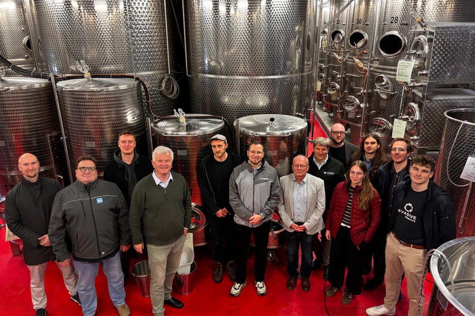 Ein Team der WHZ arbeitet mit Georg Prinz zur Lippe (4.v.l.) am Projekt "VinePruningBot".