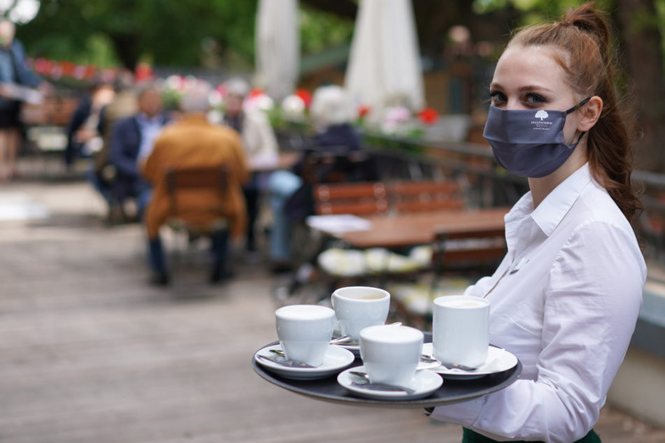 Bedienungen müssen auch weiterhin mit Maske ihrer Arbeit nachgehen. (Archiv)