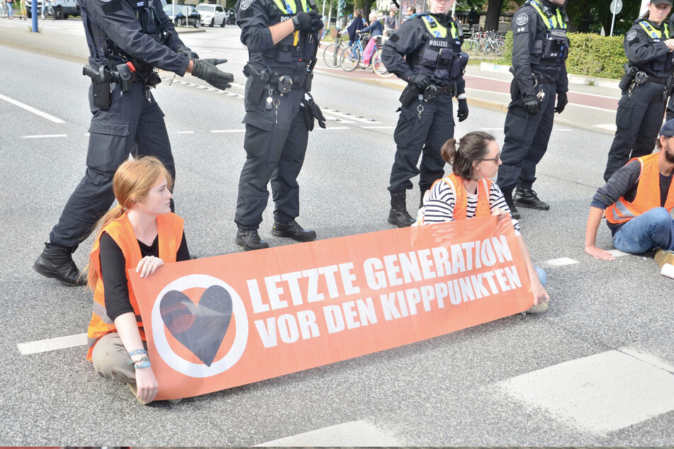 Fünf Aktivisten der Letzten Generation hatten sich in Hamburg vor dem Bahnhof Dammtor auf die Straße gesetzt.