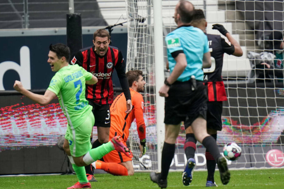 Josip Brekalo (l.) bejubelt den Ausgleichstreffer von Wout Weghorst (nicht im Bild) kurz nach der Pause.