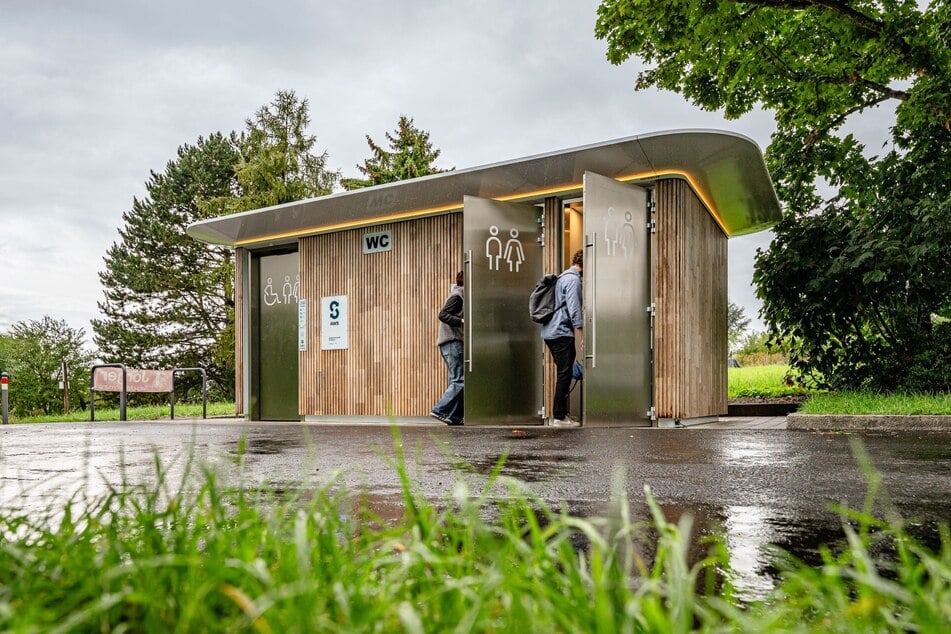 Die erste neue Toilettenanlage in Stuttgart-Rotenberg wurde am 9. September eingeweiht.