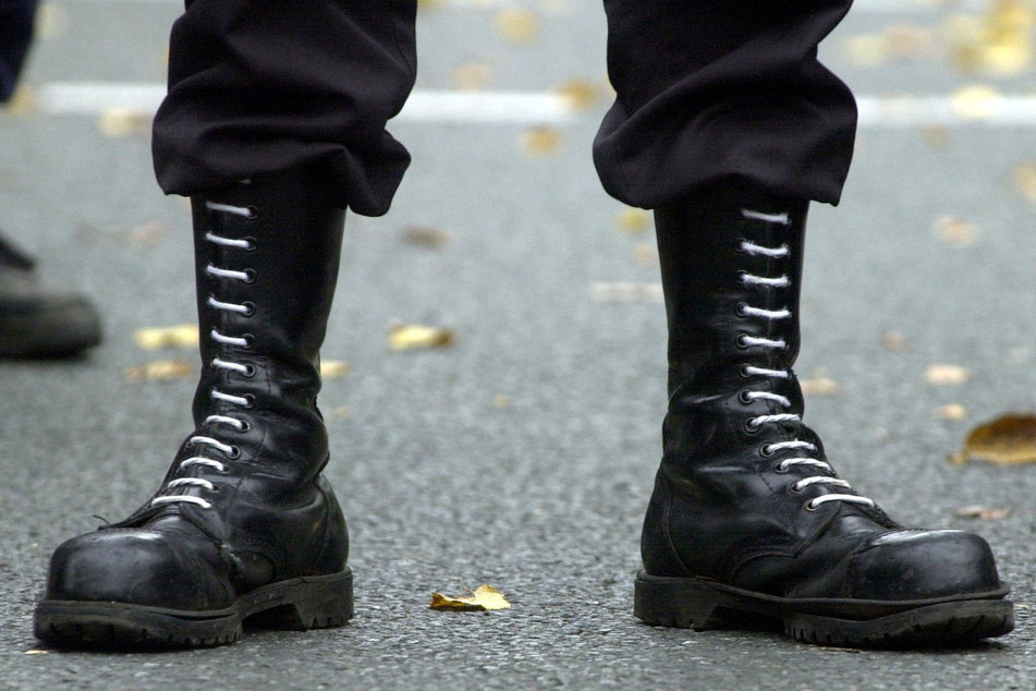 In einer Bankfiliale wurde ein 38-Jähriger mit nationalsozialistischen Symbolen auf seinen Schuhen erwischt. Der Staatsschutz der Polizei Leipzig ermittelt in diesem und zwei weiteren Fällen wegen des Verwendens von Kennzeichen verfassungswidriger Organisationen. (Symbolbild)