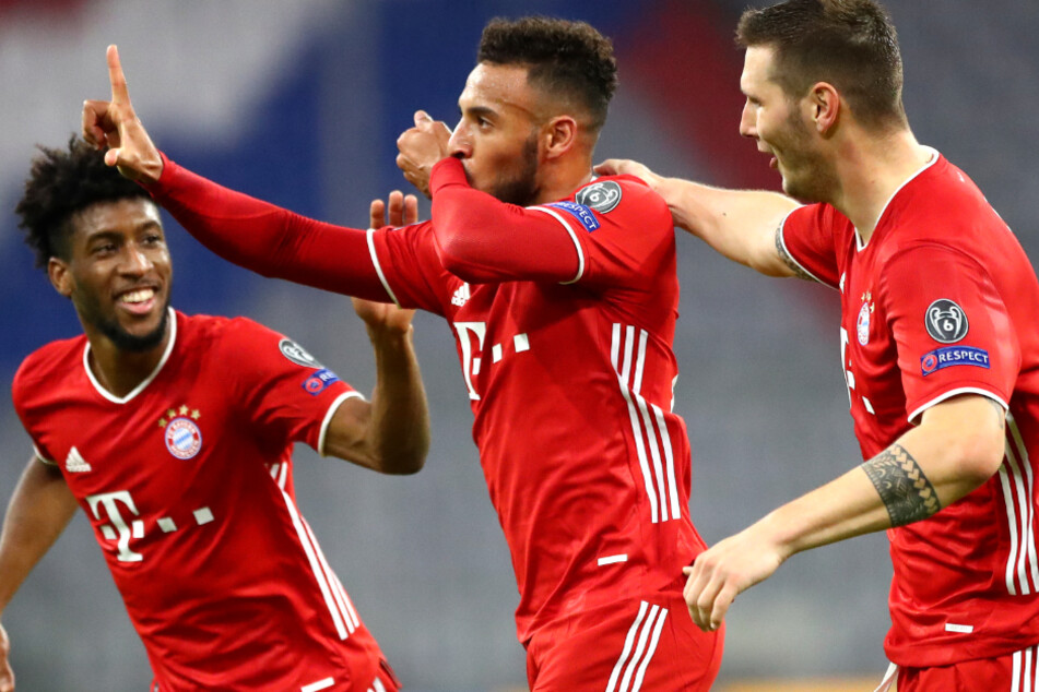 Corentin Tolisso (M.) bejubelt seinen 3:0-Treffer mit seinen Mannschaftskameraden Kingsley Coman (l.) und Niklas Süle. (Archiv)