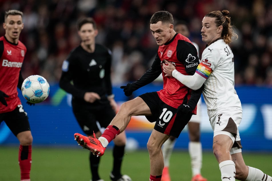 Jackson Irvine (32, r) ist aktuell Kapitän des FC St. Pauli, vor wenigen Jahren war er mehrere Monate ohne einen Verein.