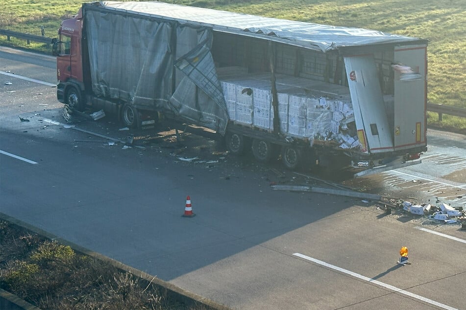 Unfall A5: Sattelzug fährt auf Pannen-Lkw: Danach ist die Fahrbahn voller Speiseöl