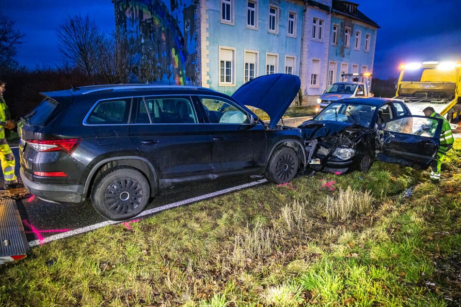 Nach einem misslungenen Überholmanöver kollidierte der Fahrer eines VW Golf (18) im Gegenverkehr mit zwei weiteren Fahrzeugen.