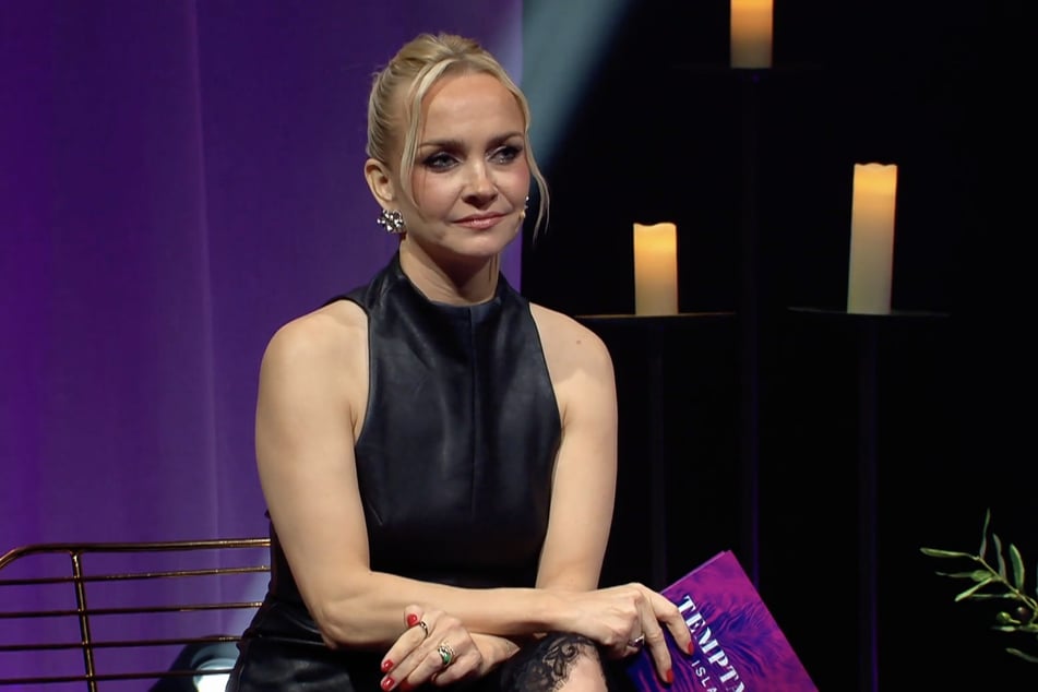 Moderatorin Janin Ullmann (44) lässt die Paare ganz schön zappeln.