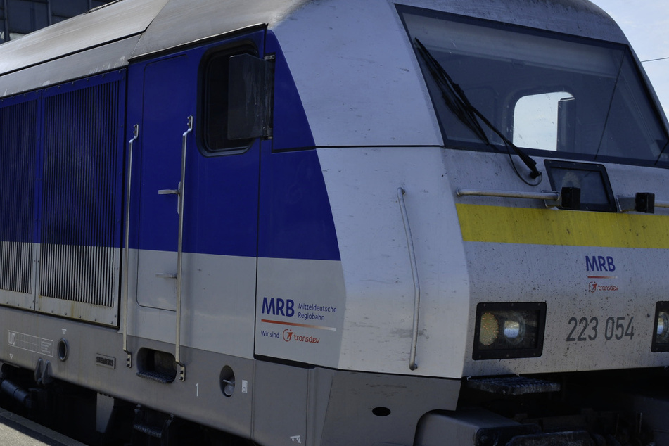 In einem Zug der Mitteldeutschen Regionalbahn kam es am Sonntag offenbar zu einem Streit, in dessen Folge es zu einer gewalttätigen Attacke kam. (Symbolbild)