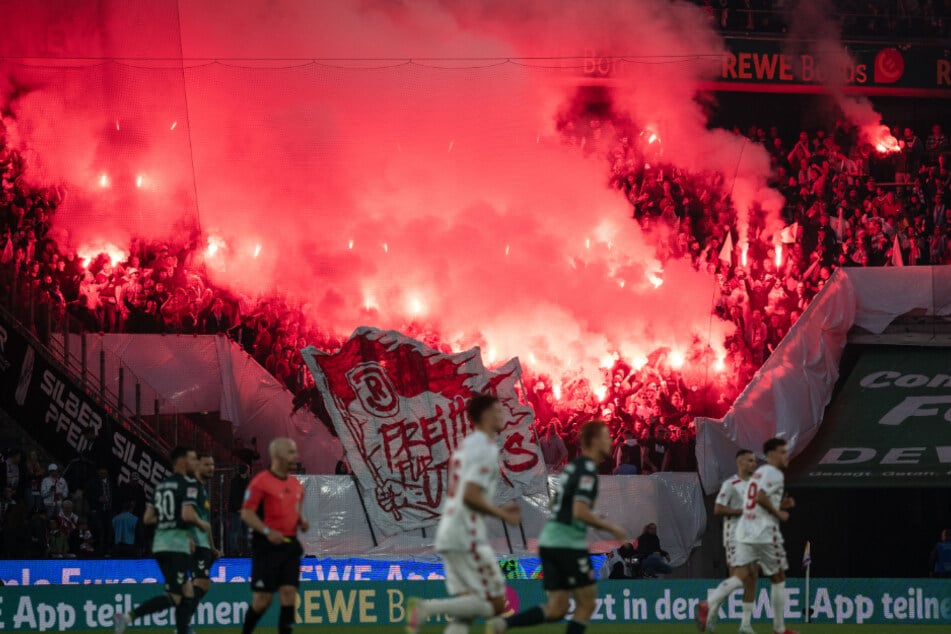 Wie schon in den vergangenen Wochen zündeten die Fans des 1. FC Köln auch gegen Regensburg Pyrotechnik.