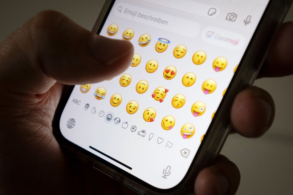 Emojis gehören quasi genauso zu unserem Leben wie das Smartphone - wir können kaum ohne. (Symbolfoto)