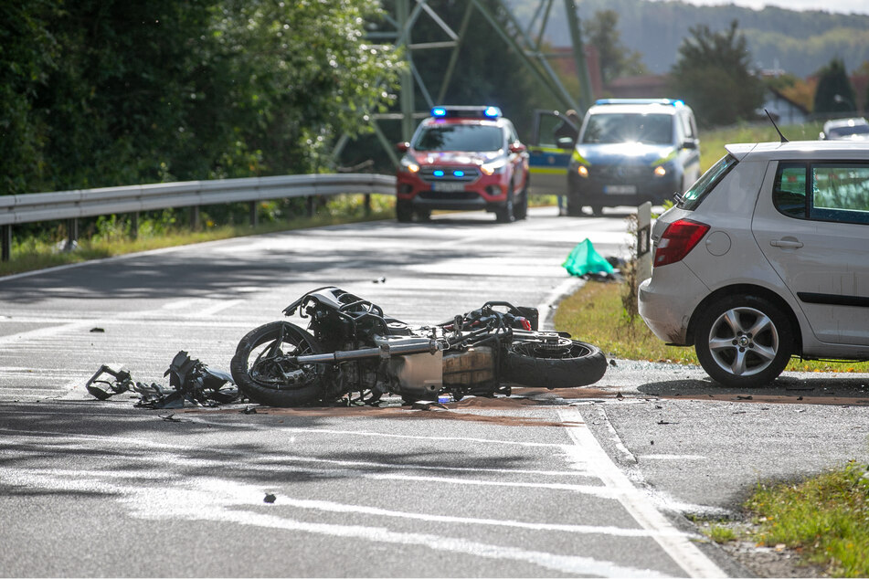 Am Samstagvormittag kollidierte ein Motorradfahrer mit einer Autofahrerin auf einer Landstraße bei Künzell und erlag seinen tödlichen Verletzungen.