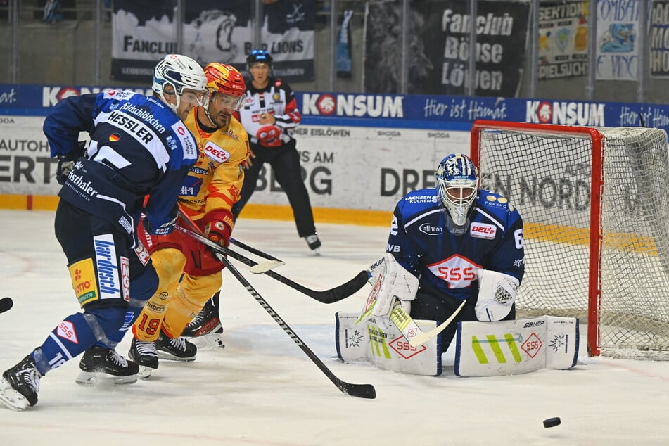 Wie gegen Kaufbeuren will Eislöwen-Goalie Janick Schwendener (31, r.) am Freitag gegen Landshut mithelfen, den nächsten Sieg einzufahren. (Archivbild)