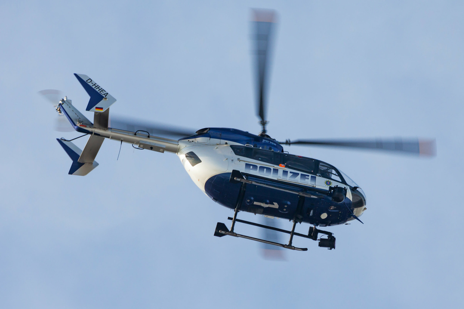 Mit einem Hubschrauber suchten die Beamten nach dem Fahrer.