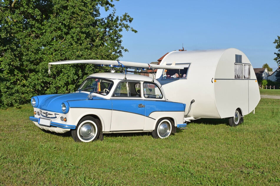 Ein Trabant P50 mit Wohnwagen Würdig 301.