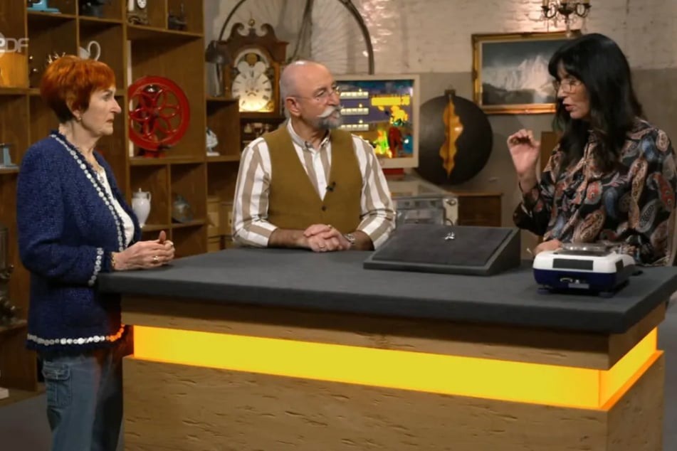 Verkäuferin Gurte (88, l.) hat eine alte Brosche zu "Bares für Rares" mitgebracht.