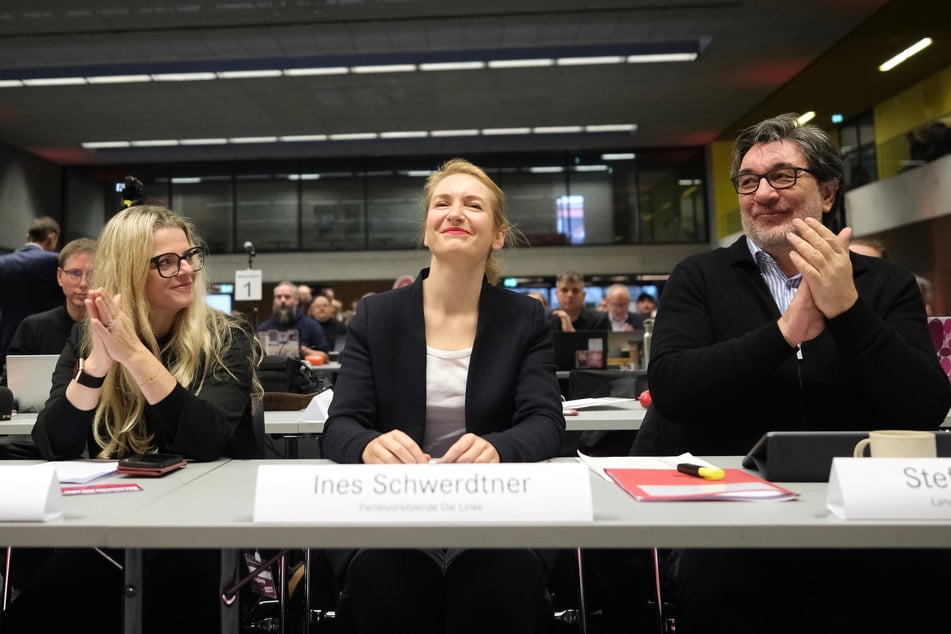 Die Linken-Bundesvorsitzende Ines Schwerdtner (M.) sieht ihre Partei bereit für die Bundestagswahl im Februar.