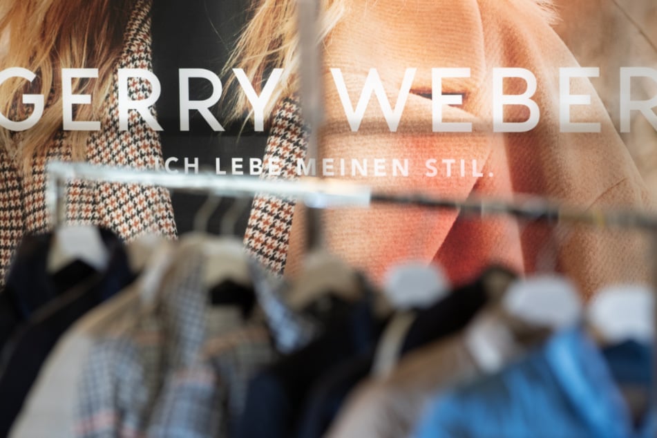 Kleidung des deutschen Modeunternehmens Gerry Weber hängt auf Bügeln an einem Kleiderständer.