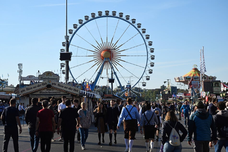 Rund eine Million Besucher kamen an den ersten beiden Wiesn-Tagen. Darunter auch zahlreiche Promis.