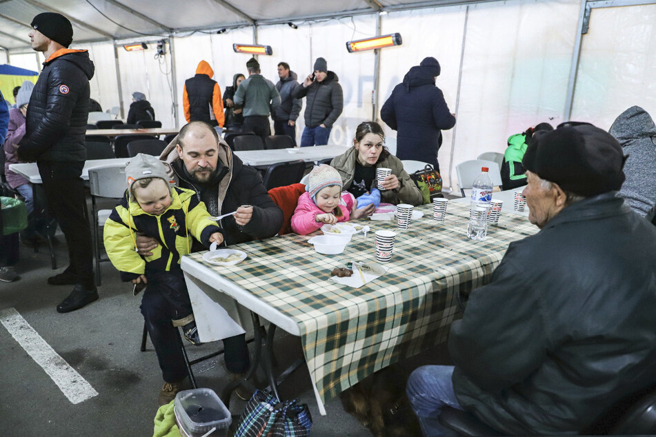 Die Familie an ihrem ersten Ziel: das Flüchtlingszentrum in Saporischschja.
